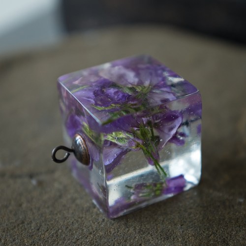 20mm x 20mm cubic pendant, Purple Cresses