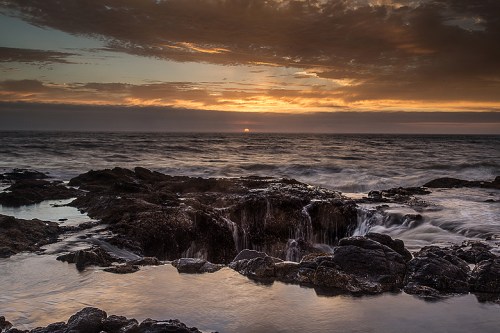 Empty well, in between waves